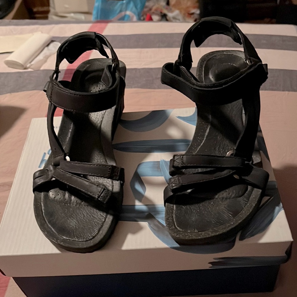 Teva women’s sandal size 6 leather and cork